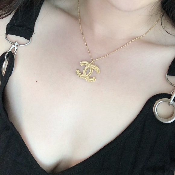 Auth Chanel Matte Gold CC Logo Necklace- Excellent - Picture 5 of 6